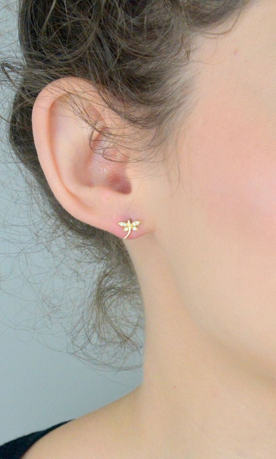 Kolczyki złote ważki z cyrkonią pr 585, KL 3408 Kolczyki mają okrągły kształt z gładką powierzchnią. Kolczyki to ponadczasowa biżuteria, która pasuje do każdego rodzaju stylizacji.1.jpg